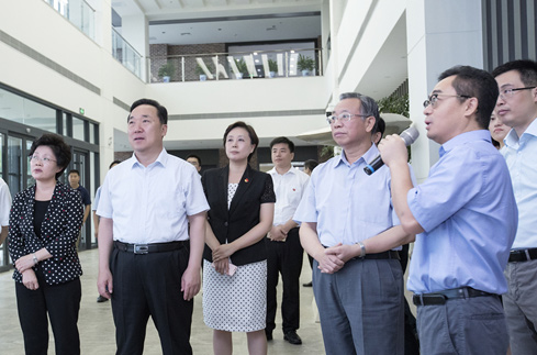 副主任,高新区工委书记刘洪波,绿叶生命科学集团主席刘殿波等陪同